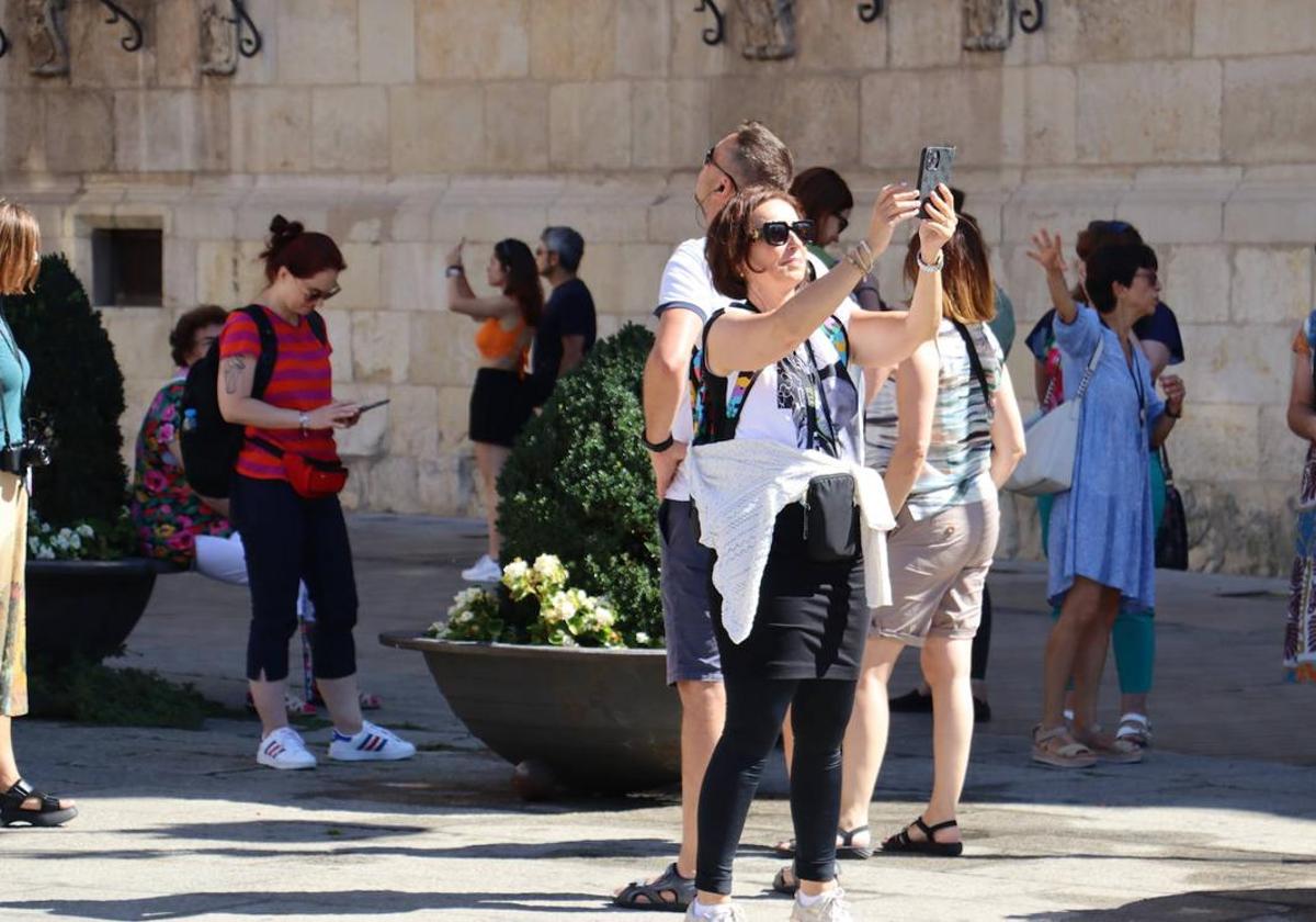 Una mujer se fotografía en León.