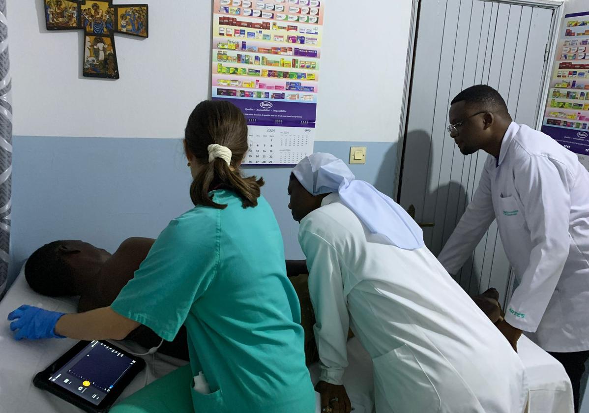 La doctora Larrabide atiende a un paciente en Kinsasa.