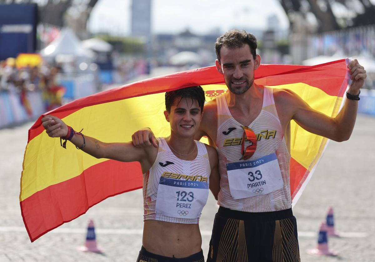 La atleta española María Pérez posa junto a Álvaro Martín tras ganar el oro enmaratón mixto de marcha de los Juegos Olímpicos de París 2024