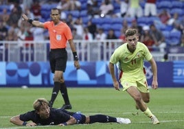 El centrocampista de España Fermín López (D) celebra su gol ante Japón, segundo del equipo, durante el partido de cuartos de final de fútbol.