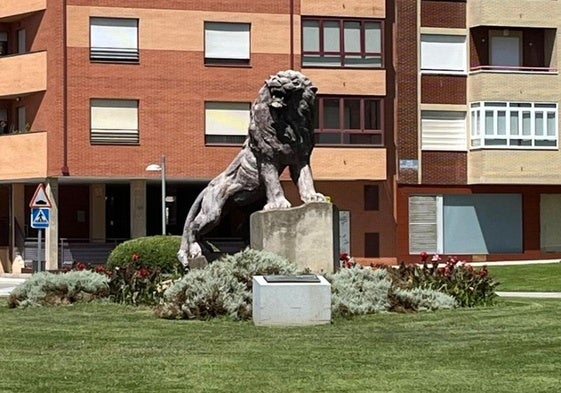 Estatua donada por León México tras el hermanamiento.