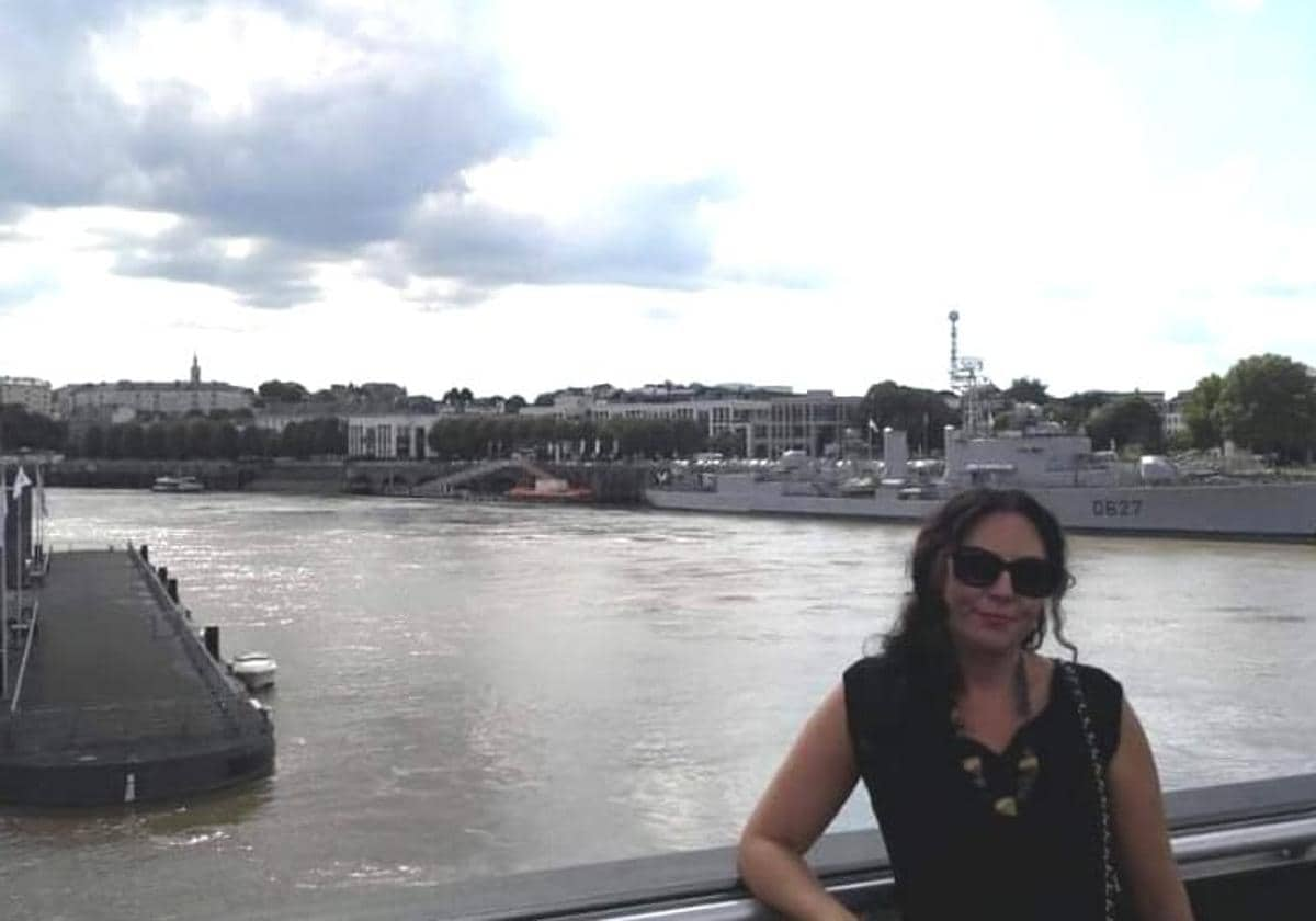 Ana Gorostiaga junto al río Loira en Nantes.