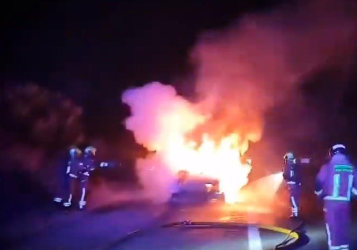 Un vehículo en llamas hace actuar a los bomberos de madrugada