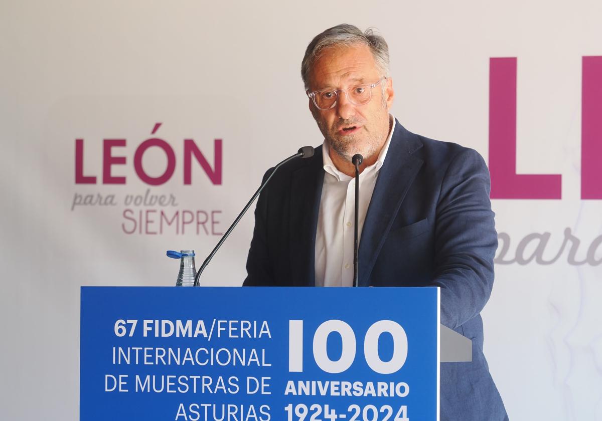 Pollán aboga por «combinar el nuevo comercio con el tradicional» en el Día de León de la Feria de Asturias