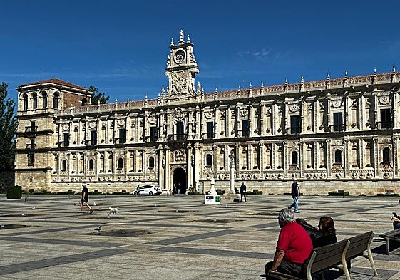 Un día de verano frente a San Marcos en León.