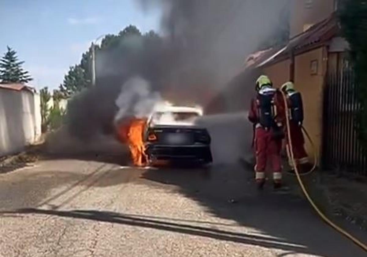 Extinción del incendio del vehículo.