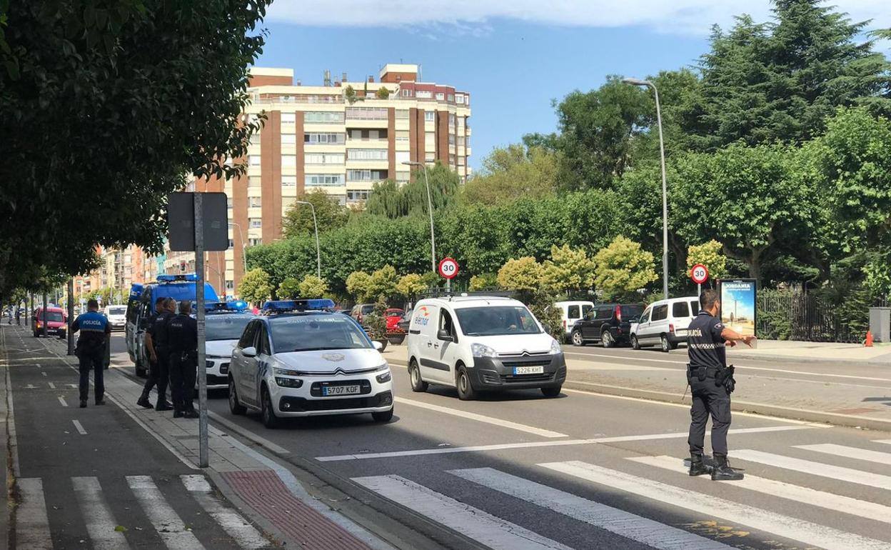 Policía Local regula el tráfico tras un atropello.