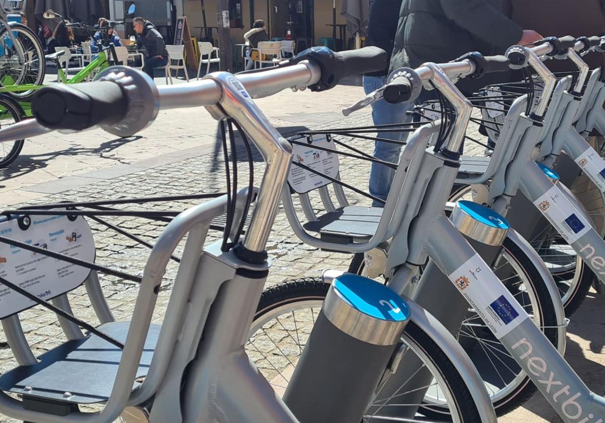 Bicicletas en un punto de préstamo en León ciudad.