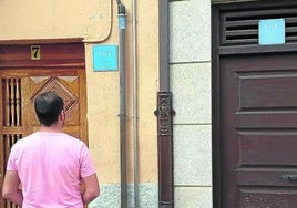 Un joven mira dos carteles de Viviendas de Uso Turístico.