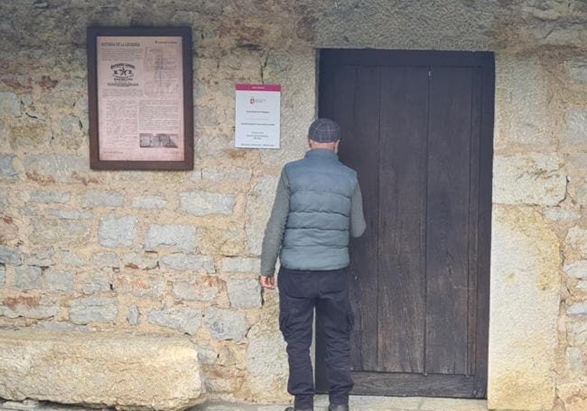 Acceso a la lechería de Villargusán, hoy centro expositivo abierto a visitantes.