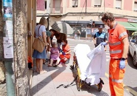 Sanitarios atienden a una mujer por un golpe de calor en una calle de León.