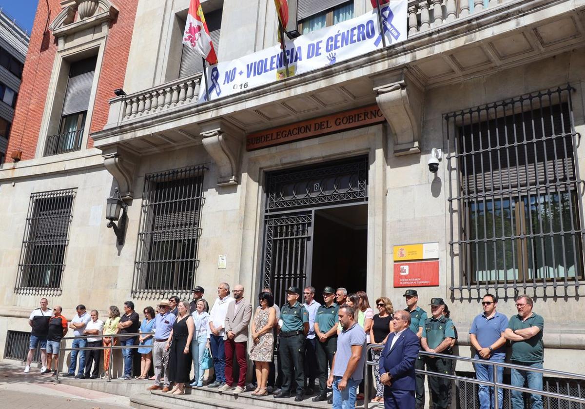 Autoridades durante el minuto de silencio celebrado en la Subdelegación del Gobierno en León.