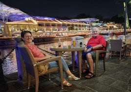 Carmen Gómez y Andrés Lorenzana a la orilla del río, enfrente del Clarke Quay.