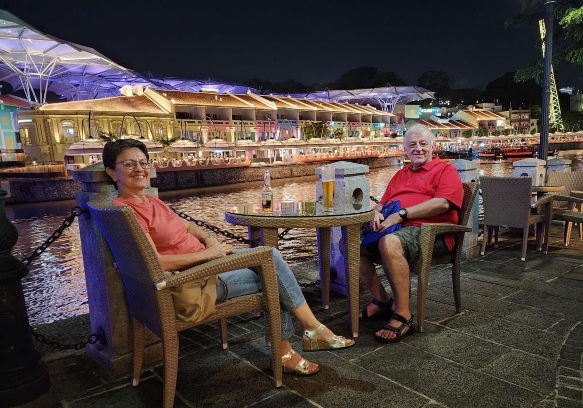 Carmen Gómez y Andrés Lorenzana a la orilla del río, enfrente del Clarke Quay.