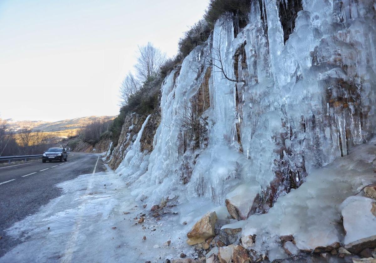 Hielo en una carretera de la provincia de León.