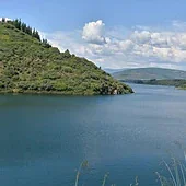 Un velero con dos ocupantes se hunde en el embalse de Bárcena