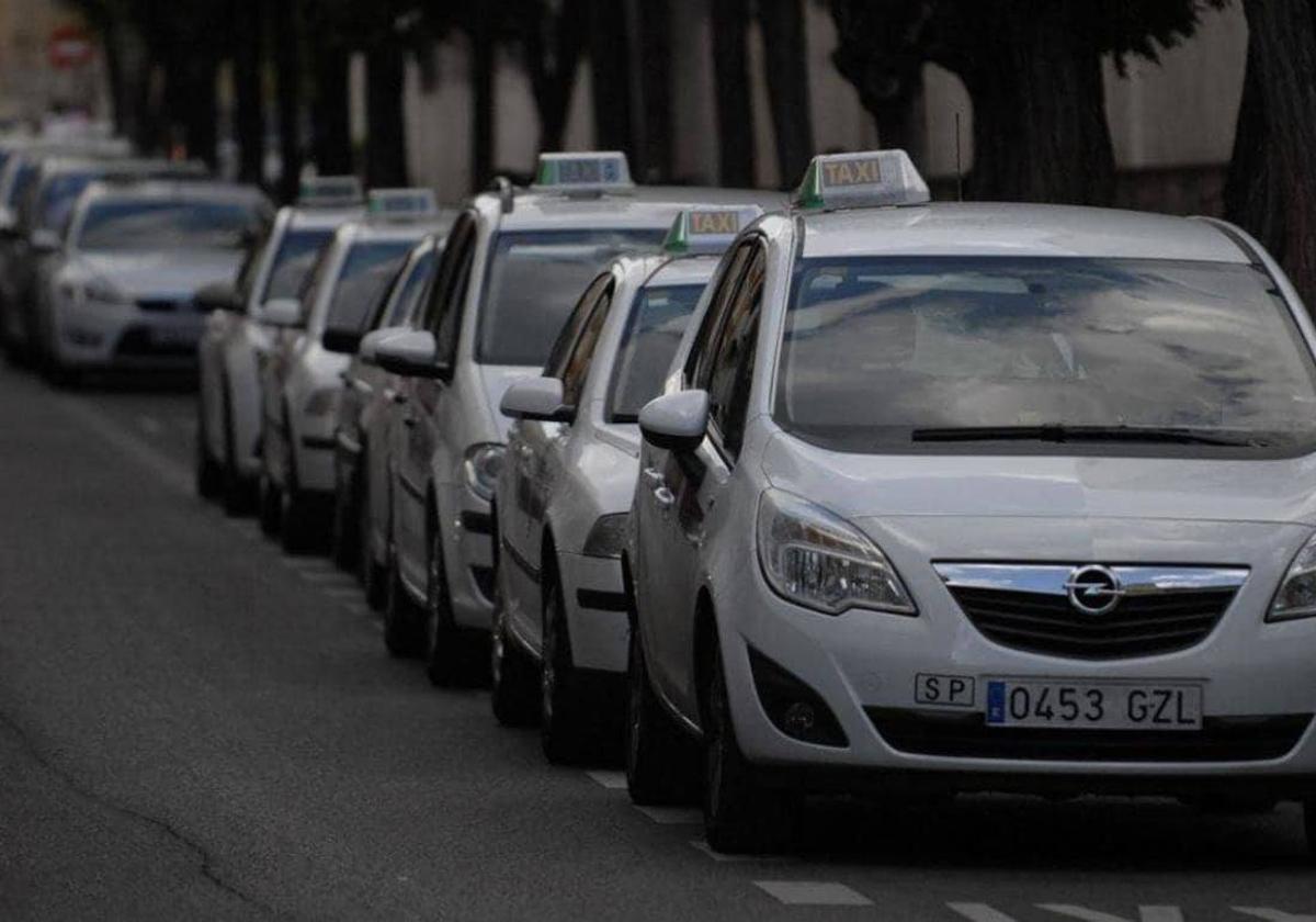 Taxis esperan la llegada de clientes en la parada de Ramón y Cajal.