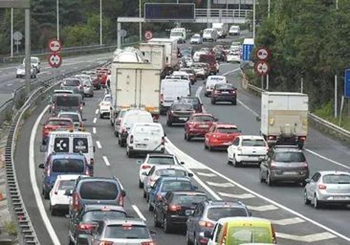 Imagen de archivo de un atasco en als carreteras.