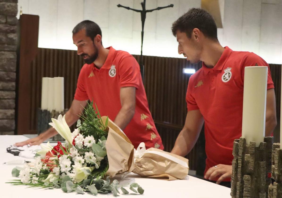 Kevin Presa y Sergi Maestre realizaron la ofrenda a la Virgen del Camino.