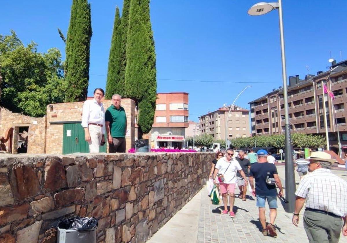 Visita del consejero, Juan Carlos Suárez Quiñones, y el alcalde de Astorga, José Luis Nieto, a la zona.