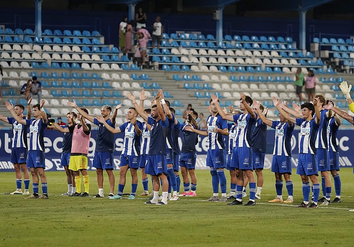 Los jugadores de la Deportiva, en un partido de pretemporada.