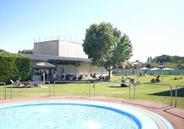 Instalaciones de las piscinas de Sariegos en Carbajal