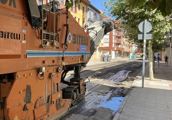 Obras en las carreteras de la calle La Serna.