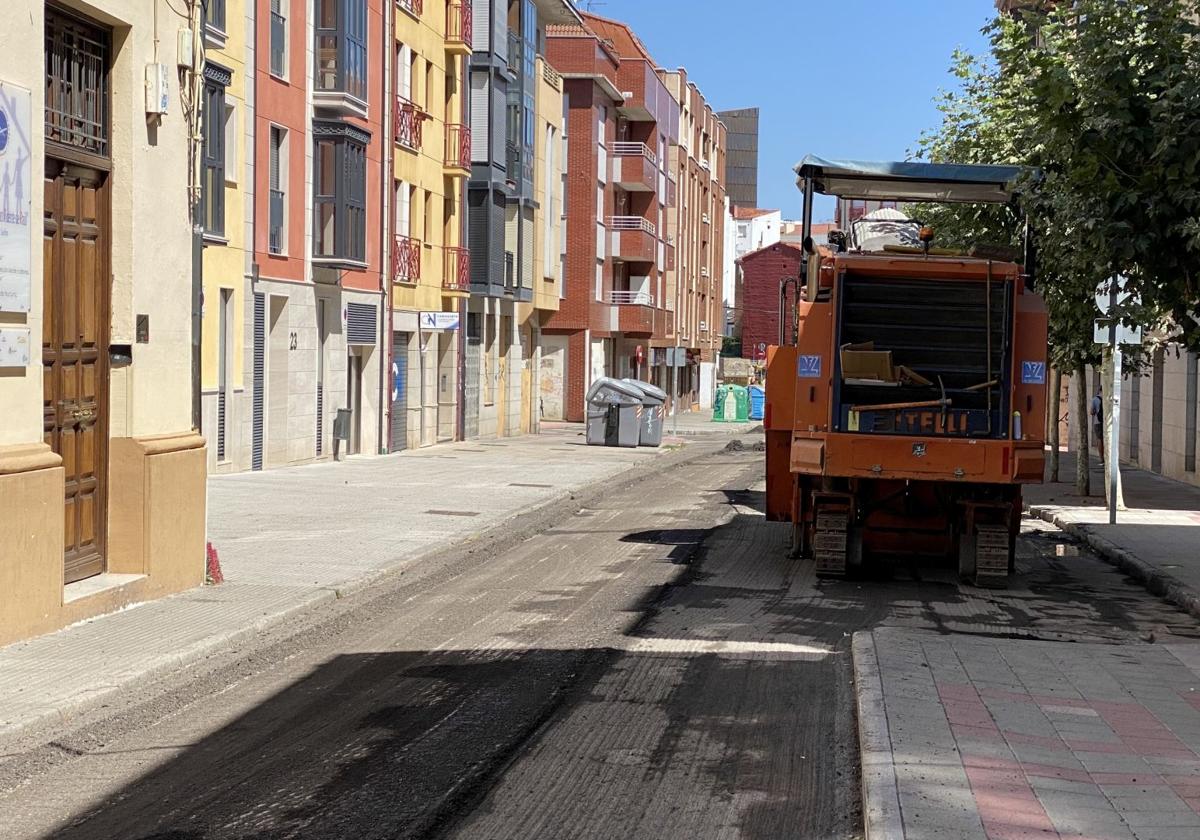 Trabajos de asfaltado en León.