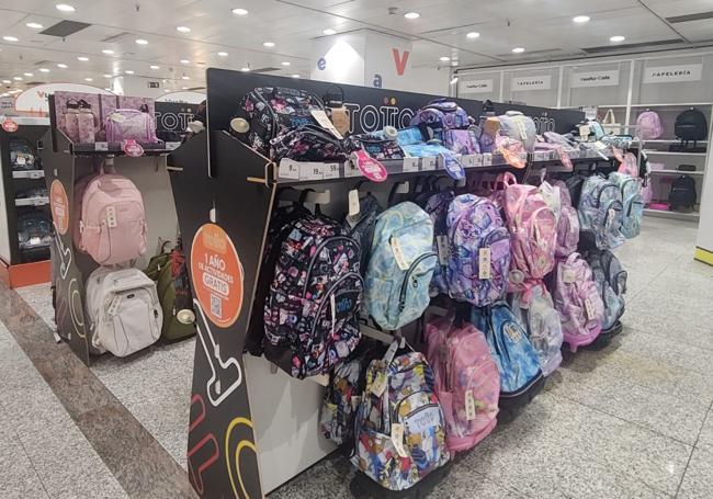 Mochilas y papelería del Corte Inglés de León.