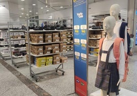 Zona de uniformes y zapatería del Corte Inglés de León.