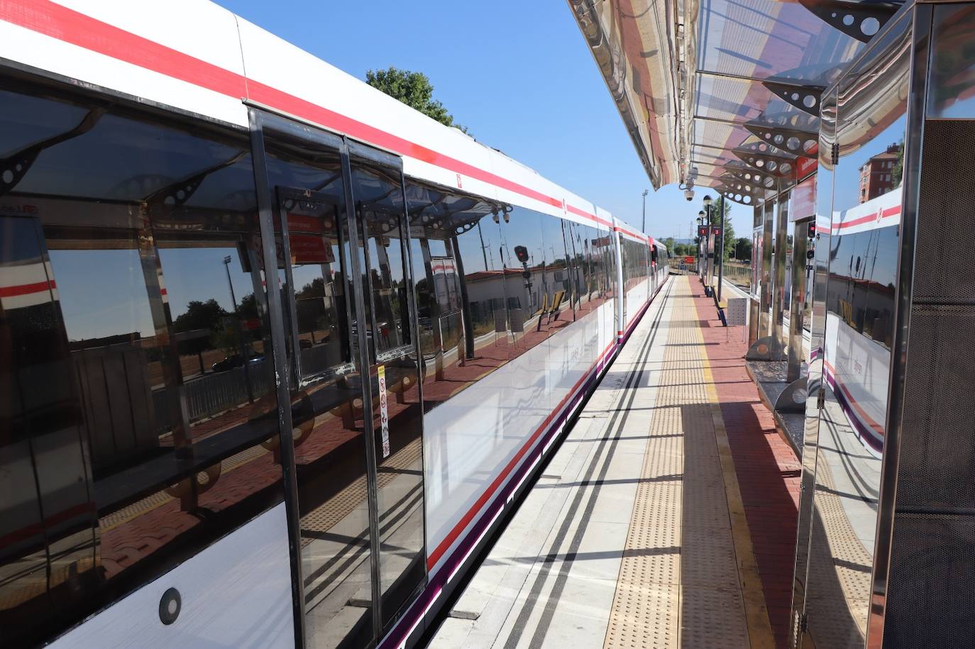 Andén vacío de la estación Asnución/Universidad