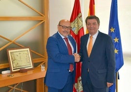 Rafael Monje con el consejero.