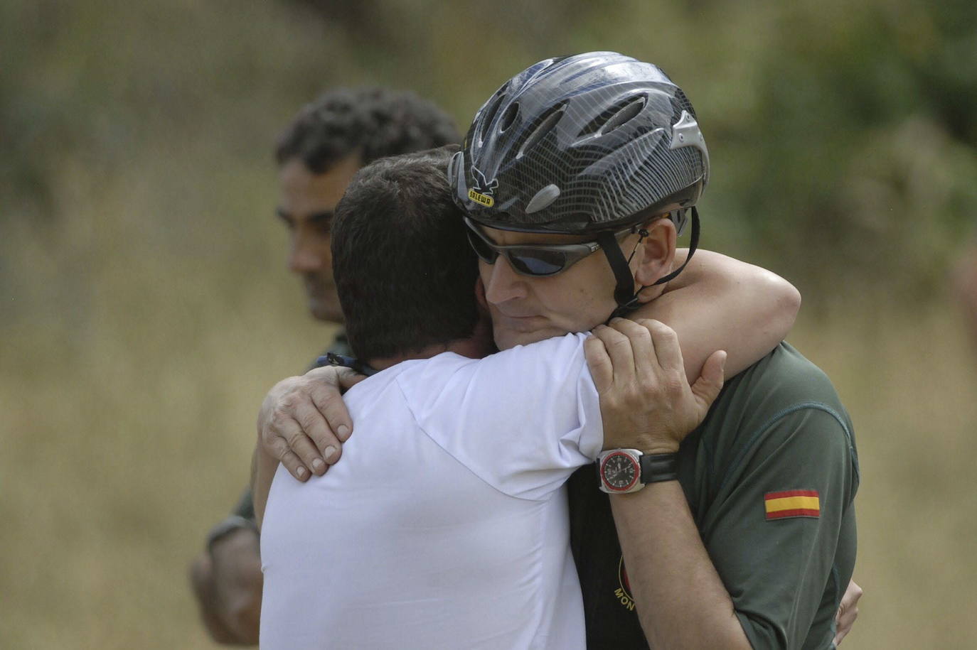 Compañeros de los tres guardias civiles fallecidos al caer su helicóptero cuando llevaban a cabo un rescate en la zona de Polinosa, término municipal de Maraña, en el norte de la provincia de León, se abrazan tras conocer el suceso.