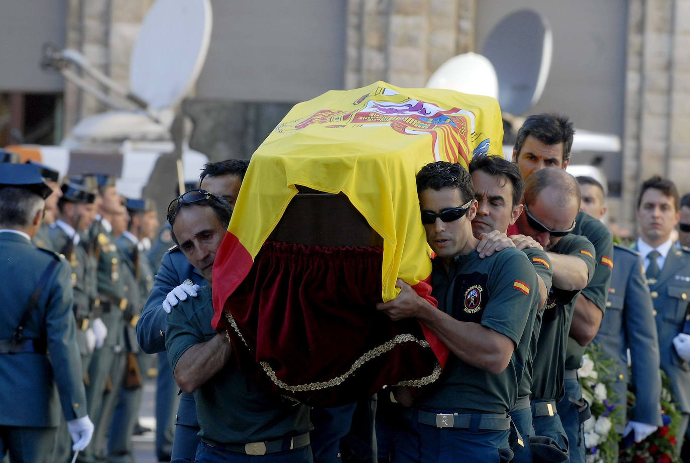 Varios Guardias Civiles trasladan el féretro de uno de los tres efectivos del GREIM que fallecieron al estrellarse su helicóptero en una maniobra de rescate en Pico Polinosa, durante el funeral.