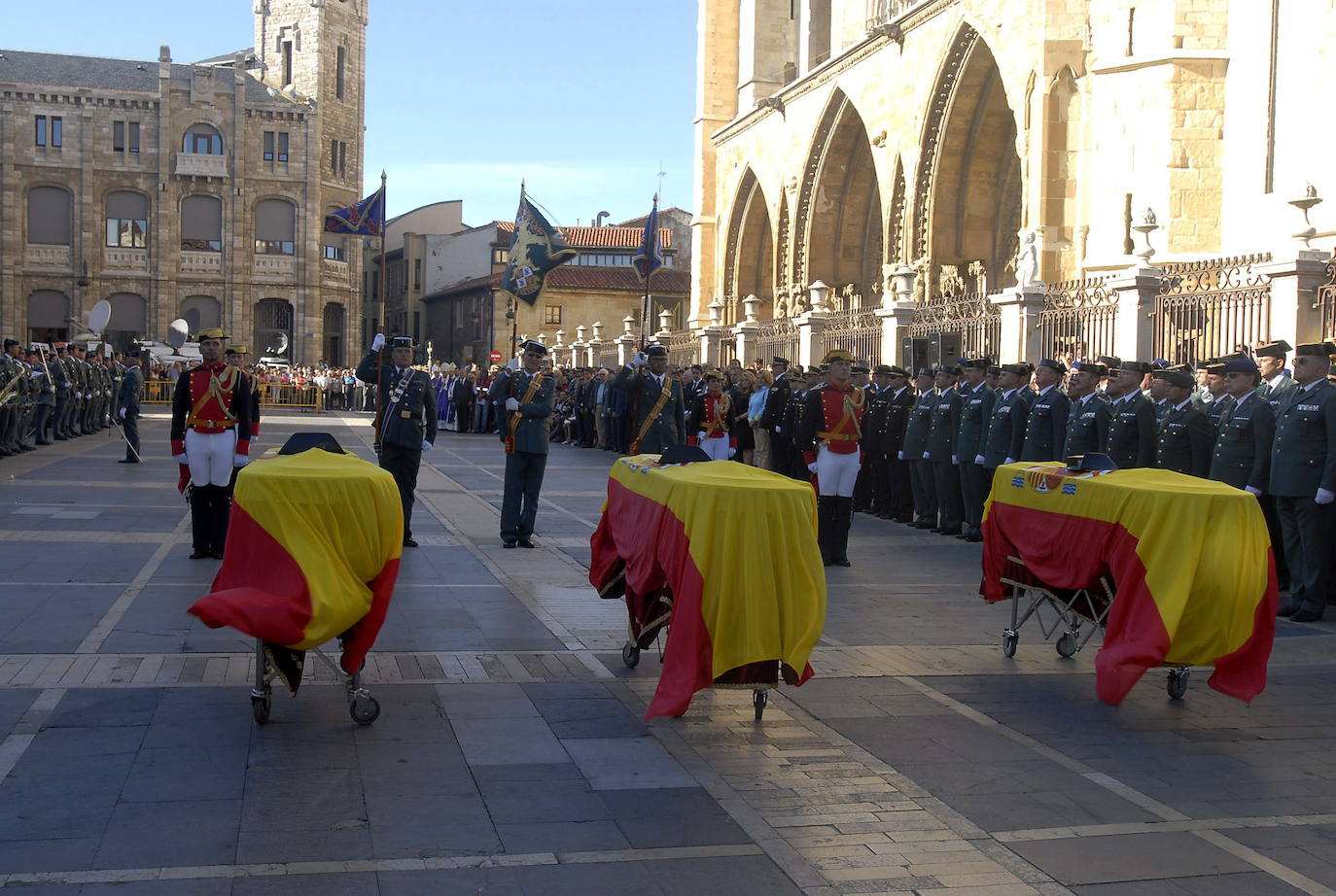 Funeral de capitán Emilio Pérez, el teniente Marcos Antonio y el agente José Martínez Conejo, los tres guardias civiles del Grupo Especial de Intervención de Montaña (GREIM) que fallecieron al estrellarse su helicóptero en una maniobra de rescate en Pico Polinosa, en la Catedral de León.