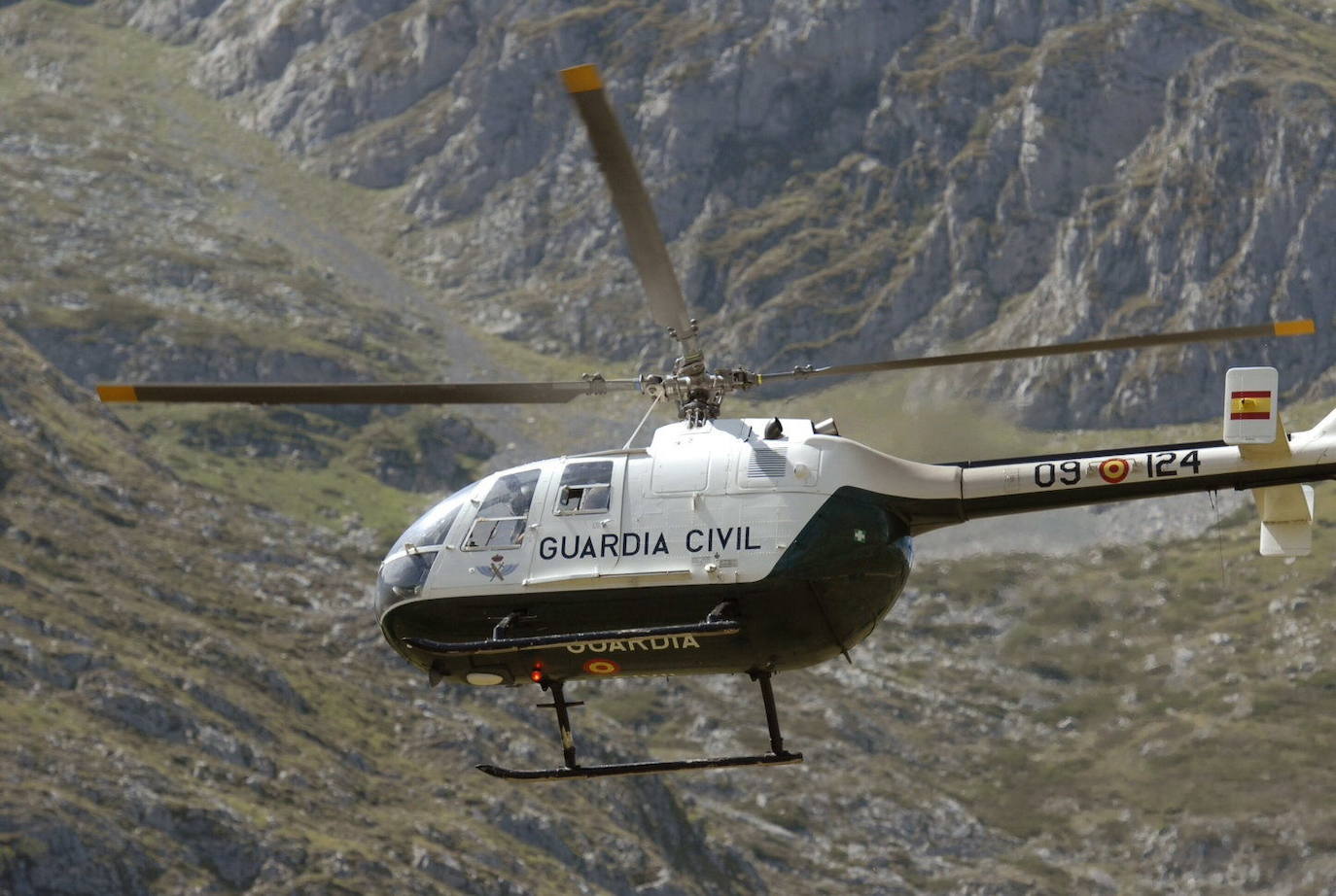 Un helicóptero de la Guardia Civil en Maraña, en el norte de la provincia de León, participando en el rescate de tres guardias civiles fallecidos el 24 de agosto de 2014. 