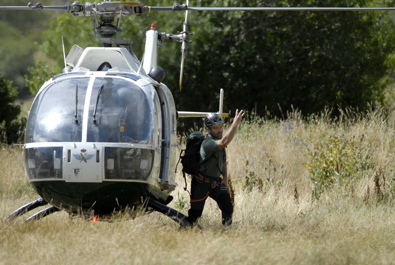 Un helicóptero de la Guardia Civil llega a Maraña, en el norte de la provincia de León, para participar en las labores de rescate del accidente en el que tres guardias civiles perdieron la vida al caer su helicóptero cuando llevaban a cabo un rescate. 