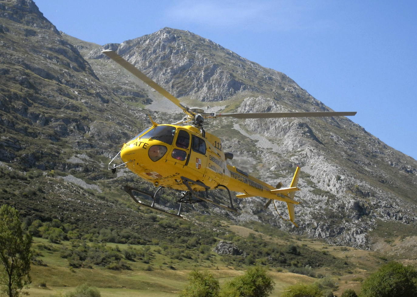 Un helicóptero del 112 de Castilla y León llega a Maraña, en el norte de la provincia de León, para participar en las labores de rescate del accidente en el que tres guardias civiles han fallecido al caer su helicóptero cuando llevaban a cabo un rescate.