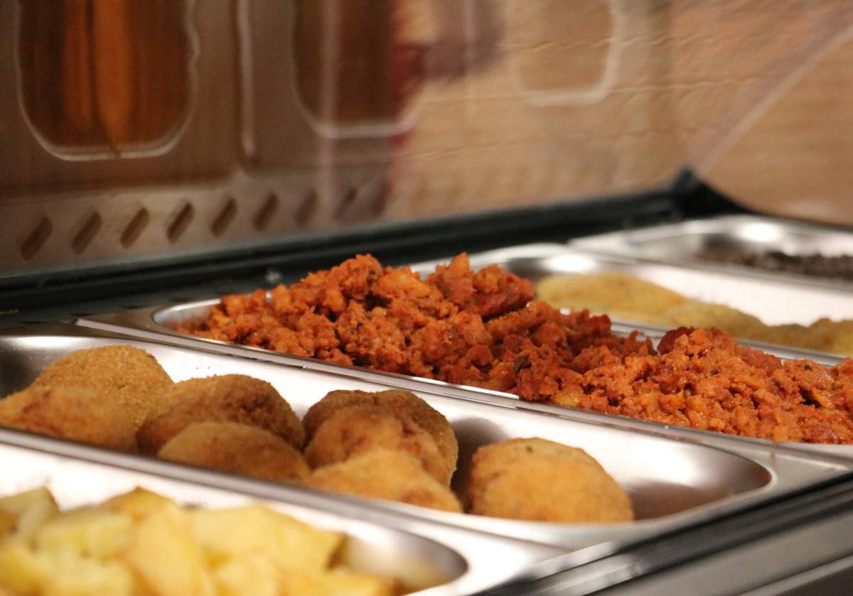 Imagen principal - Algunas de las tapas que ofrecen en 'El Garbanzo Negro'