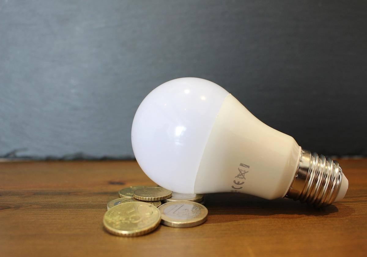 La luz baja un 48%, hasta los 31,20 euros el MWh