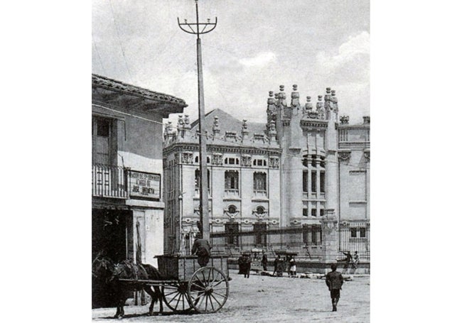 Instituto General y Técnico. Mesón El Pico a la izquierda c.a. 1918.