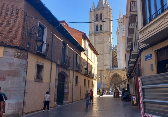 Calle Sierra Pambley y Catedral de León. 2024.