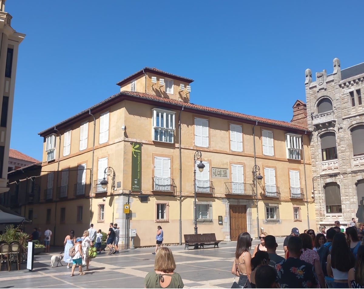 Calle y Fundación Sierra Pambley desde Plaza de Regla. 2024.