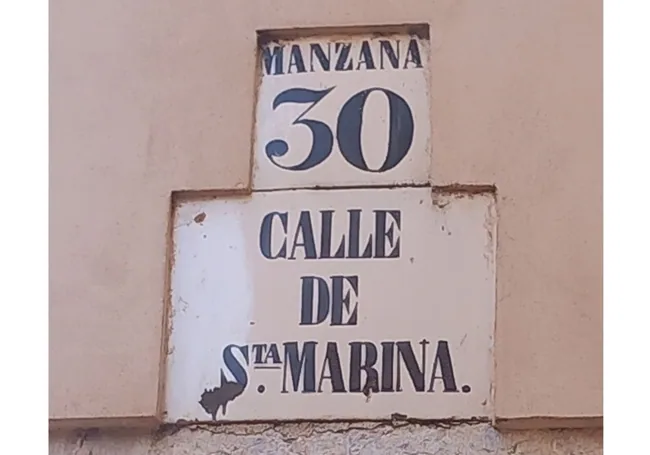 Letrero de Calle de Santa Marina, donde se ubica la anterior localización de la Iglesia. 2024.