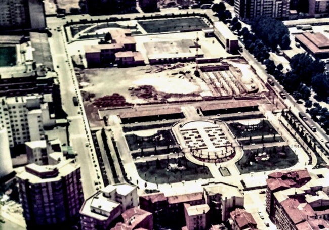 Vista aérea de los años 80 del mercado del parque y del antiguo Matadero Municipal.