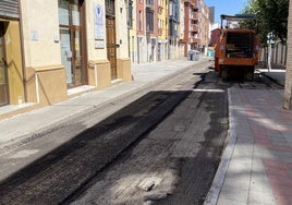 Asfaltado en la calle La Serna.