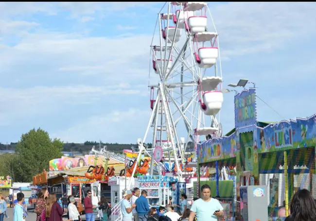 Atracciones en el recinto ferial de las fiestas de la Encina de Ponferrada.