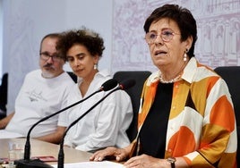 La concejala de Acción y Promoción Cultural del Ayuntamiento de León, Elena Aguado, comparece junto a la ganadora del XXII Premio Leteo, Adanía Shibli y al organizador del certamen, Rafael Saravia.