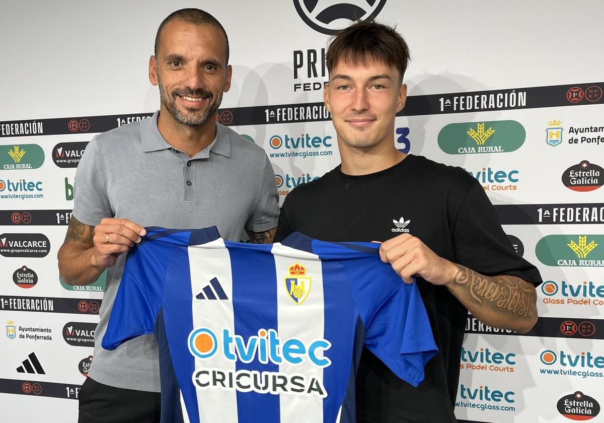 Jürgens, junto a Yuri, posa con la camiseta de la Deportiva.