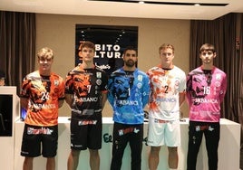 Jugadores de la primera plantilla posan con las equipaciones de esta temporada.